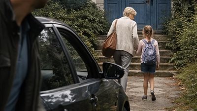 بابا، من فضلك لا تسافر… جدتي تأخذني إلى مكان سري