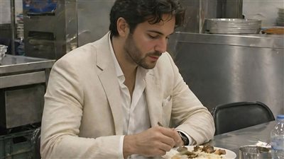 أجبرتني عائلتي على تناول الطعام في المطبخ أثناء حفل زفاف أخي حتى لا أُحرجهم، وهم لا يعلمون أنني صاحب الفندق الذي كانوا يحتفلون فيه