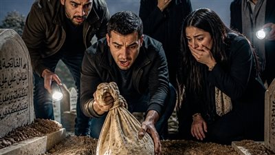 أبويا كتب في وصيته إن أمي ما تتدفنش معاه… وساعتها محدش فينا فهم ليه. بس بعد ما فتحنا القبر، عرفنا الحقيقة اللي كانت كفيلة تهد حياتنا كلها.