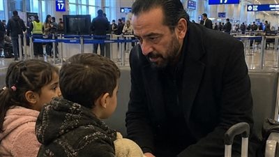 تخلّت زوجة الأب عن التوأم وصعدت إلى الطائرة؛ وشهد رجلٌ ذو نفوذٍ كبير ذلك فماذا حدث بعد ذلك