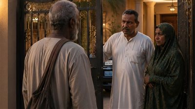 عاد رجل إلى قريته الصغيرة قرب مدينة أم درمان، يحمل حقيبةً قديمة، وجلبابًا باهت اللون، وحذاءً أنهكه السفر الطويل