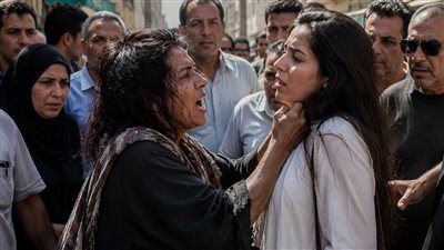 كنت ماشية في السوق، شايلة شنط الخضار وبفكر في الغدا، وفجأة الأرض انشقت وطلعتلي ست مبهدلة