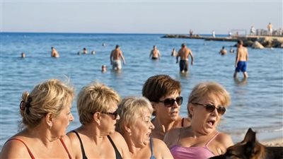 كانت خمس صديقات قديمات يجلسن براحة على أغطية كبيرة تحت شمس يوم صيفي لطيف. كنّ يستمتعن بإجازتهن المستحقة — يضحكن، ويتبادلن آخر الأخبار، وأحيانًا يلتزمن الصمت وهنّ يتأملن الأفق.