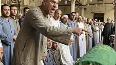 رجل دخل على المصلين