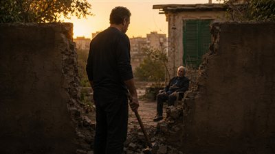 طول عمري أهلي بيمنعوني حتى أبص في وش جارنا، وكانوا دايمًا بيوصفوه بـ 'الوحش'.. بس لما مات عرفت الحقيقة المره ،