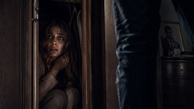 من يوم وفاة جوزى ​حماتي بتحلف إن في راجل بيدخل بيتي كل يوم وأنا في الشغل، عشان كدة مثلت إني نزلت واستخبيت جوه دولاب أوضة نومي