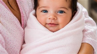 بعد ولادة بنتي بساعات، كنت فاكرة إن أسوأ حاجة عدت وإننا نجونا بمعجزة…
