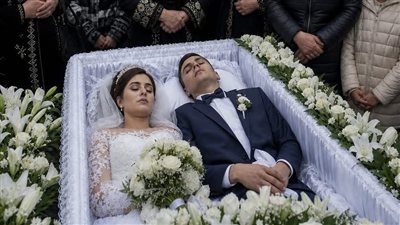 توفّيا بعد ثلاثين دقيقة فقط من حفل زفافهما… وعندما اكتشف المحققون ما حدث داخل غرفة الفندق