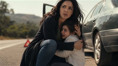 ساعدت راجل ومراته كبار في السن على الطريق… وبعد أسبوع أمي اتصلت بيا وهي مرعوبة وقالتلي: “احكيلي بالتفصيل إيه 
