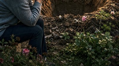 جاري قالي: سيبلي جنينتك كام ساعة أعمل عيد ميلاد لأخويا… رجعت لقيت نص الأرض محفور، وهو اختفى! ولما الشرطة خبطت بابي، عرفت إن طيبتي كانت أكبر غلطة في حياتي…”