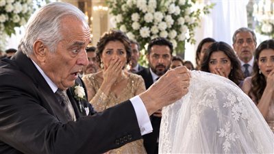 دخل المطعم بملابس قديمة 