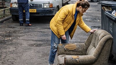 خرجت امرأة في المساء لتلقي القمامة، فوجدت أريكة شبه جديدة عند حاوية النفايات. قررت أن تأخذها إلى المنزل، وهناك بدأت مع زوجها في إصلاحها، لكن فجأة صرخ زوجها: «انظري ما هذا…!»