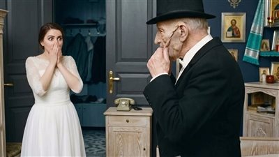 بدافع الحب لعائلتها تزوجت فتاة شابة رجلًا عجوزًا 