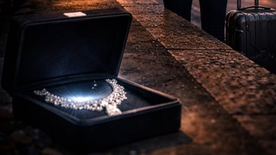 ابتسمت زوجة أبي بسخرية عندما سرقت عقد الألماس الذي يساوي 5 ملايين دولار من جدي