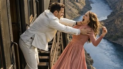 دفع رجل زوجته من قطار متحرك ليتخلص منها ويستولي على ممتلكاتها، لكنه لم يتخيل أبدًا ما سيحدث بعد دقائق قليلة.