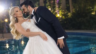 خلال حفل الزفاف، دفع العريس العروس عمدًا إلى النافورة وهو يكرر أن الأمر مجرد مزحة. ضحك الضيوف وصوّروا بهواتفهم بينما كانت العروس تبكي… لكن في تلك اللحظة حدث شيء صدم الجميع.